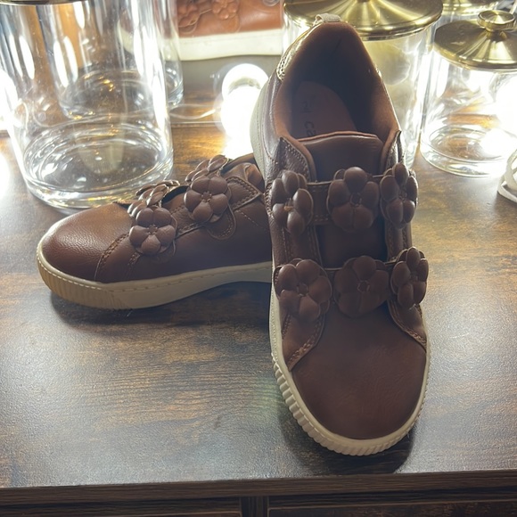 Brown and off white trim carter shoes - Picture 2 of 5